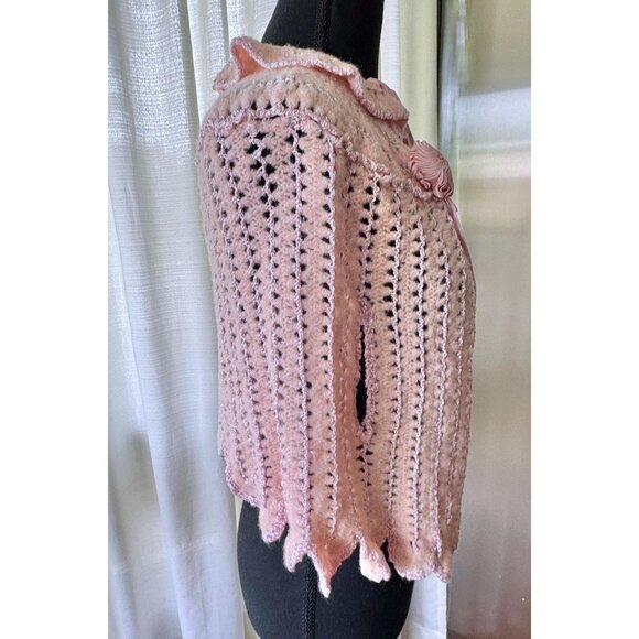 Vintage 50s bed jacket, soft pastel pink crocheted bed robe, knitted capelet - Picture 9 of 10
